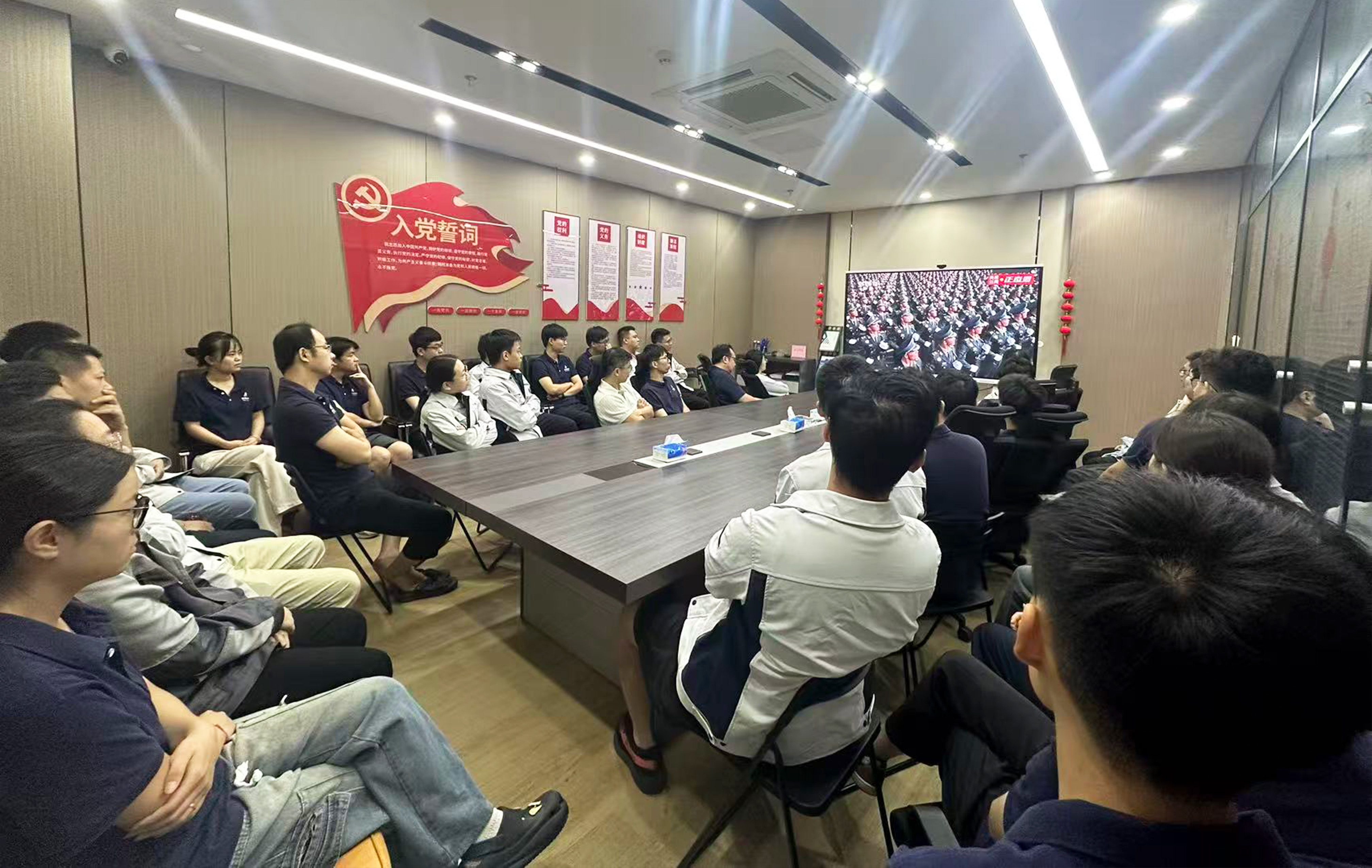 铭记历史 致敬荣光 | 星辰影视组织观看抗战胜利80周年阅兵盛典